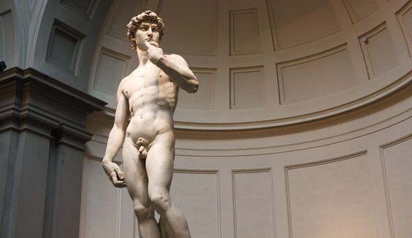 A escultura espida simboliza a ampliación do pene